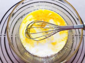 加入纯牛奶搅拌均匀