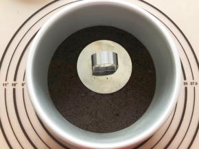 放入6寸模具中，压平压实