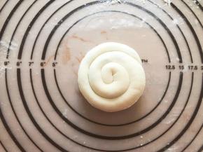 从一头卷起，封口压在下面