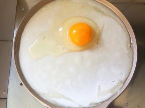 煎至凝固打上一个鸡蛋