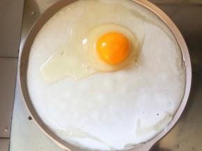 煎至凝固打上一个鸡蛋
