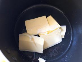 现在开始做泡芙，黄油，水，糖混合加热