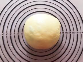  拿出排气，盖上保鲜膜松弛15分钟