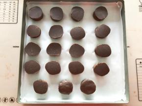 将酥皮放在泡芙表面