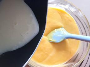 芒果酸奶泥和纯牛奶混合搅拌均匀