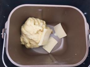 加入软化好的黄油继续揉面20分钟
