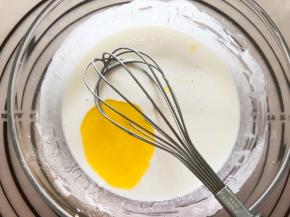 加入软化成液体的黄油，搅拌顺滑