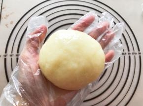 蒸熟以后揉均匀，放入冰箱冷藏30分钟
