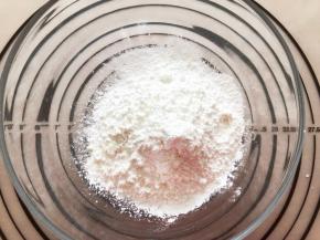 糯米粉和玉米淀粉过筛