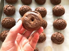 泡芙冷却后用筷子在底部戳一个洞