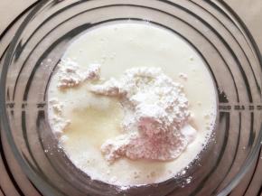 加入牛奶和细砂糖搅拌均匀
