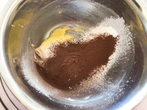 筛入可可粉和低筋面粉揉成团