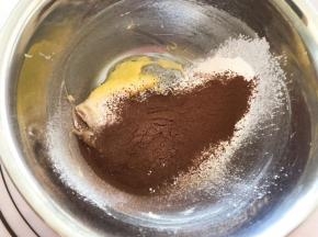 筛入可可粉和低筋面粉揉成团