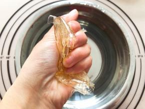 泡软以后挤掉多余的水份