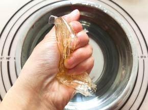 泡软以后挤掉多余的水份