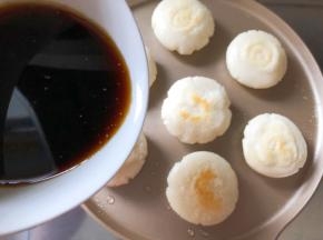 将红糖水倒入