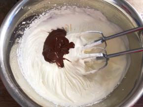 淡奶油加糖打发至有明显纹路状态，加入刚刚融化的巧克力酱，继续打发至奶油9分发状态即可