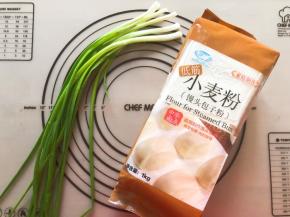 准备好香葱和面粉