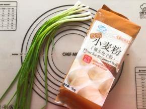 准备好香葱和面粉