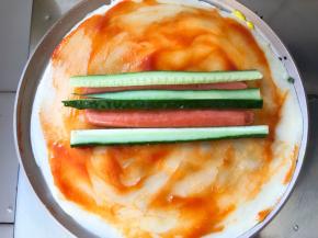 放上火腿肠黄瓜