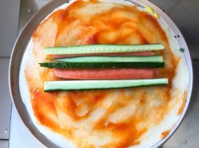 放上火腿肠黄瓜