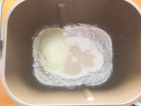 将黄油以上全部食材放入面包机中和面10分钟