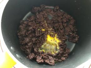 面团冷却后，分多次加入鸡蛋液搅拌（鸡蛋不一定用完，切记一定不要一次性加入）