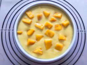 将芒果慕斯液倒入模具中，再放上芒果颗粒，放入冰箱冷藏4小时以上