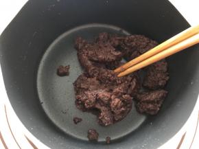 立即倒入提前过筛的粉类，马上搅拌均匀