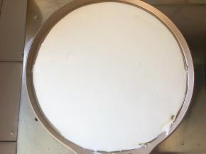 不粘锅倒入面糊小火煎