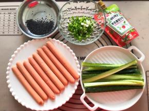 准备好食材，火腿肠切半，黄瓜切成条