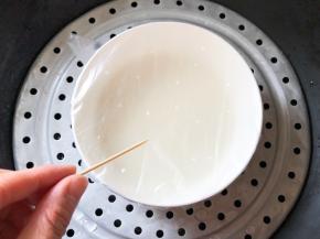 包上保鲜膜，用牙签扎几个洞，放入蒸锅中大火蒸20分钟