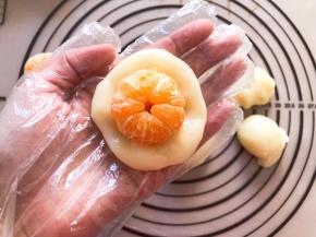 糯米团压扁包入橘子