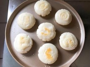平底锅刷油，放上糯米团小火煎，煎至两面金黄，糯米团膨胀变大