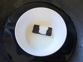 15克巧克力和20克淡奶油混合，隔热水融化，