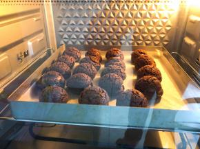 放入预热好的烤箱中层200度（10到15分钟左右）直到泡芙膨胀起来以后，调到170度，总共烤30分钟