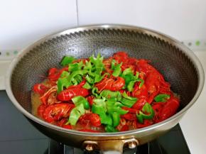 加入切好的青椒，快速翻炒均匀，大火收汁至浓稠即可关火。(有点汤汁更好吃)