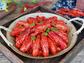 色香味俱全的小龙虾。