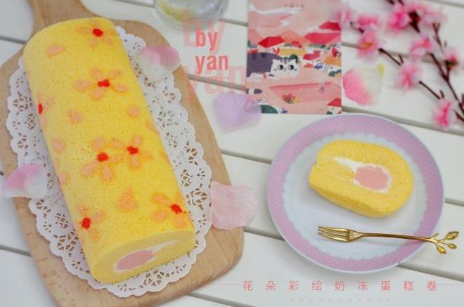 花朵彩绘奶冻蛋糕卷