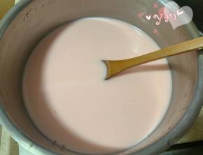 提前做奶冻。吉利丁片用冷水泡软。