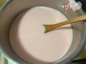 提前做奶冻。吉利丁片用冷水泡软。