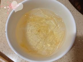 草莓牛奶+炼奶+细砂糖倒入锅里，搅拌均匀。