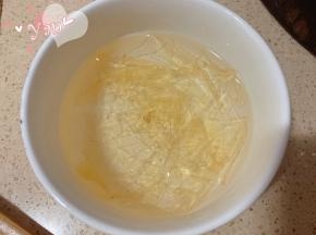 草莓牛奶+炼奶+细砂糖倒入锅里，搅拌均匀。