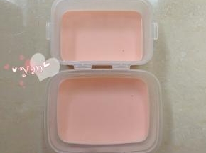 倒入保鲜盒里，放凉后放冰箱冷藏至凝固。