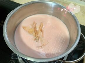 开小火，加入泡软的吉利丁片，搅拌至完全融化，熄火。