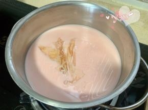 开小火，加入泡软的吉利丁片，搅拌至完全融化，熄火。