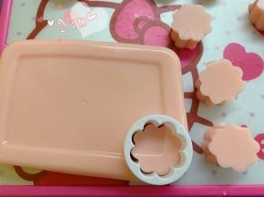 用模具印出花朵形状，放冰箱备用。