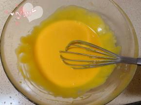最后加入蛋黄混合搅匀。