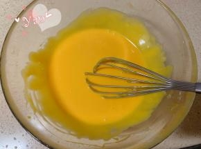最后加入蛋黄混合搅匀。