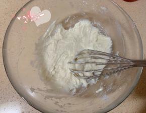 筛入低粉“之”字形混合均匀。